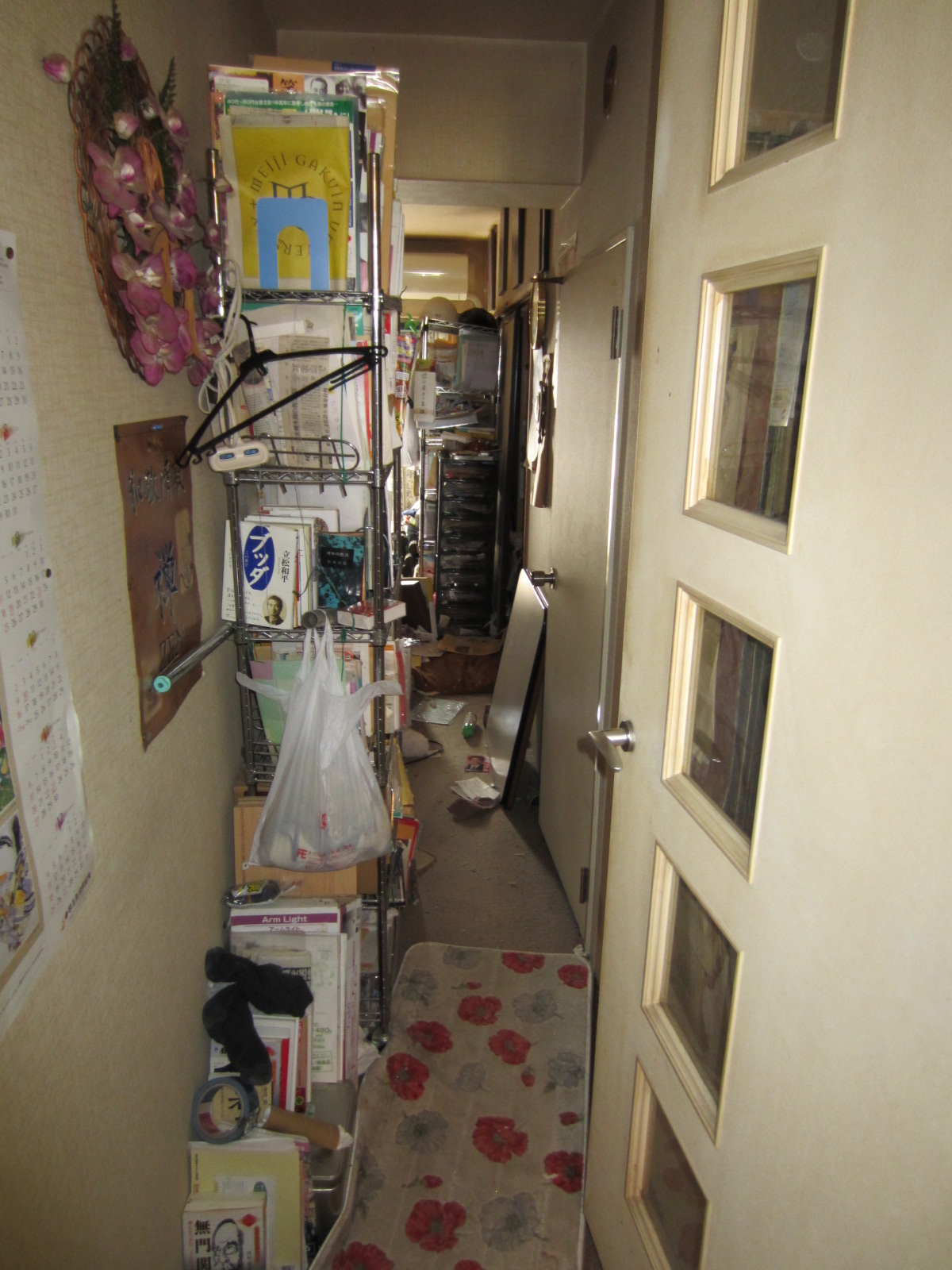 さいたま市緑区での片付け前の通路の様子