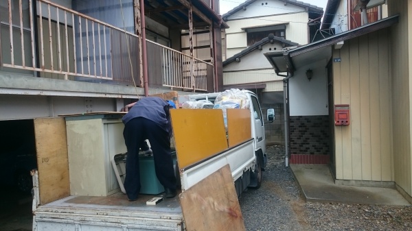 トラックに不用品を載せている