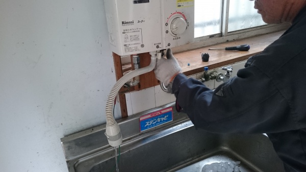 埼玉県吉川町でのエアコン・給湯器取り外し作業事例