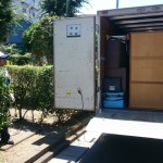 箱車に不用品を詰め込んでいる