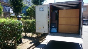 箱車に不用品を詰め込んでいる