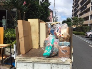 東京都福生市のマンションで不用品回収を行っている様子
