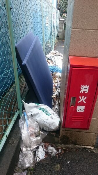 消火器横にゴミ
