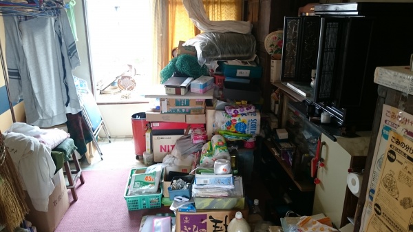 川越市の室内・片付け前の様子(生活用品がまとまっている)