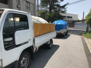 トラック2台に不用品を載せた