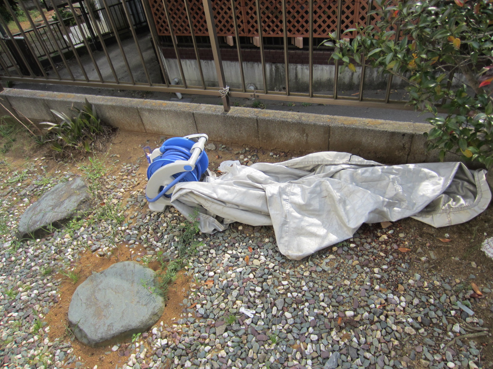 幸手市庭に散らばってる不用品の写真