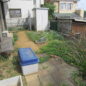 幸手市庭に散らかっている不用品のようす