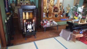 幸手市で回収してきた仏壇を供養している様子