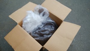 土を袋と段ボールに入れる