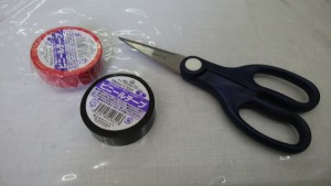ビニールテープとハサミを用意