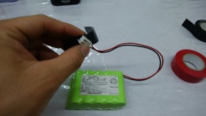 端子部分にビニールテープを貼る