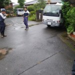 さいたま市桜区で、トラックを止めて打合せをするスタッフ