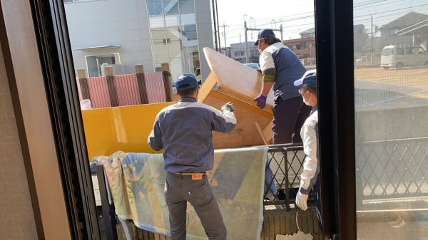 スタッフ3人で積込み中