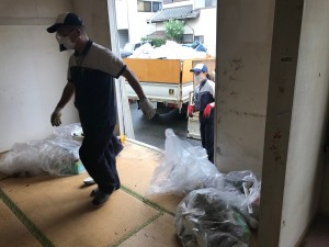 女性スタッフが積み込み中