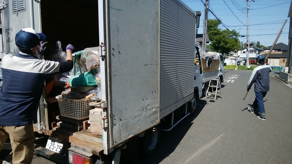 トラックに積み込み