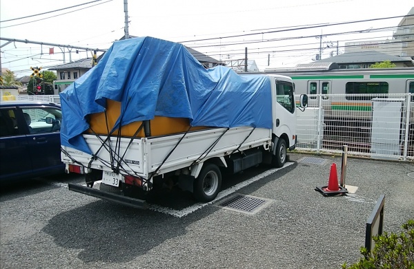 東松山市で積込み後にシートで飛ばないようにする