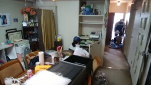 これらの不用品を業務用袋に詰め込みます