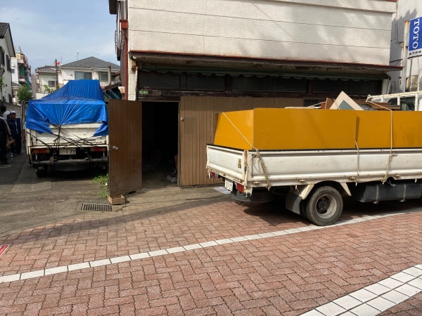 道の狭い場所での作業