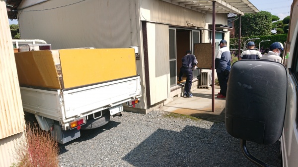 平屋戸建て荷物搬出中