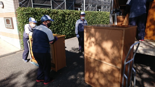 マンション前の駐車場で積み込み