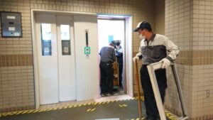 エレベーターで家具を移動中