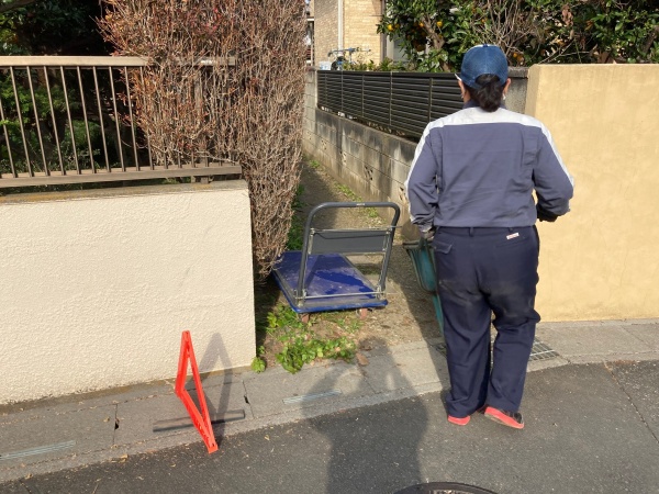 狭い路地で荷運び