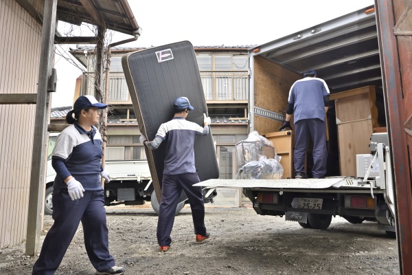 不要品積み込み作業