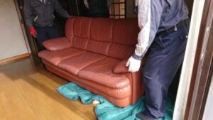 ソファー運び出しまえ