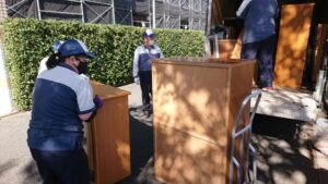 重い家具を運び出す