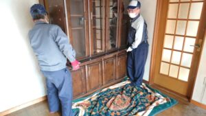 粗大ごみの食器棚2人で運ぶ