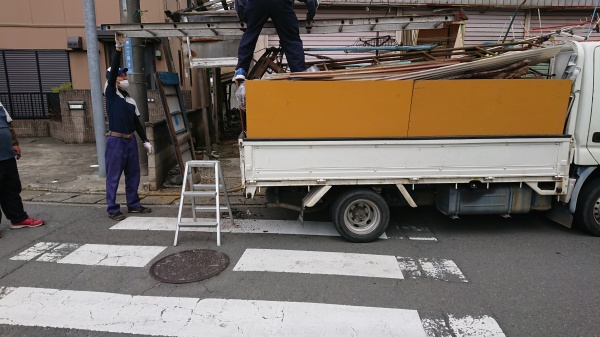 脚立を荷台にのせる