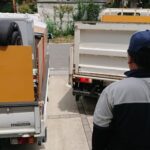 積み込んだトラック誘導中