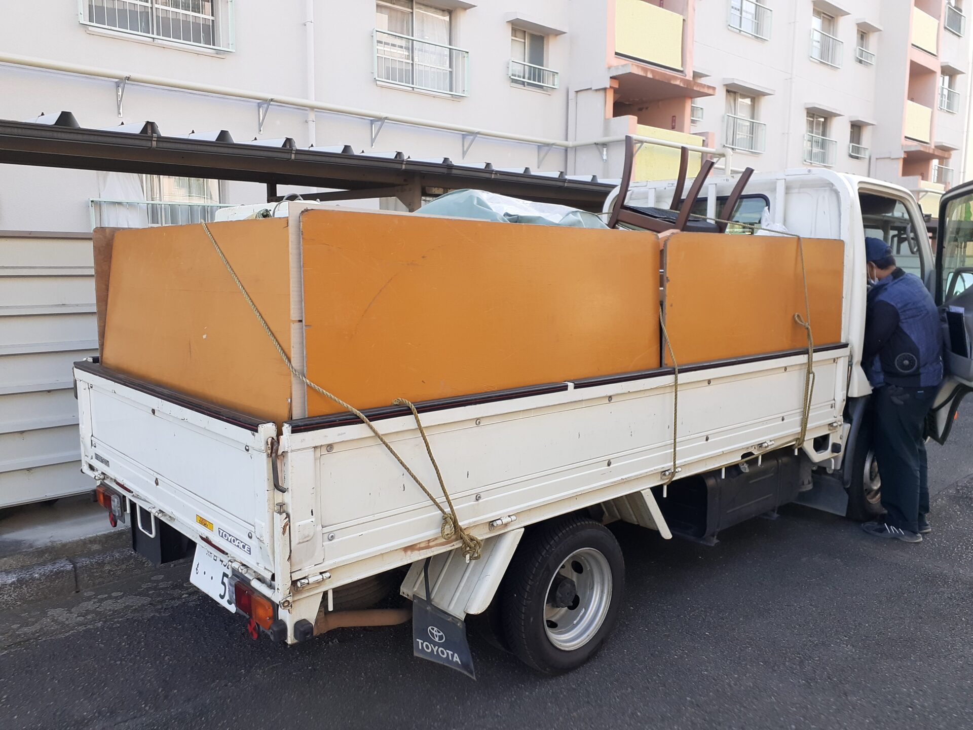 トラックに積み込んだ後