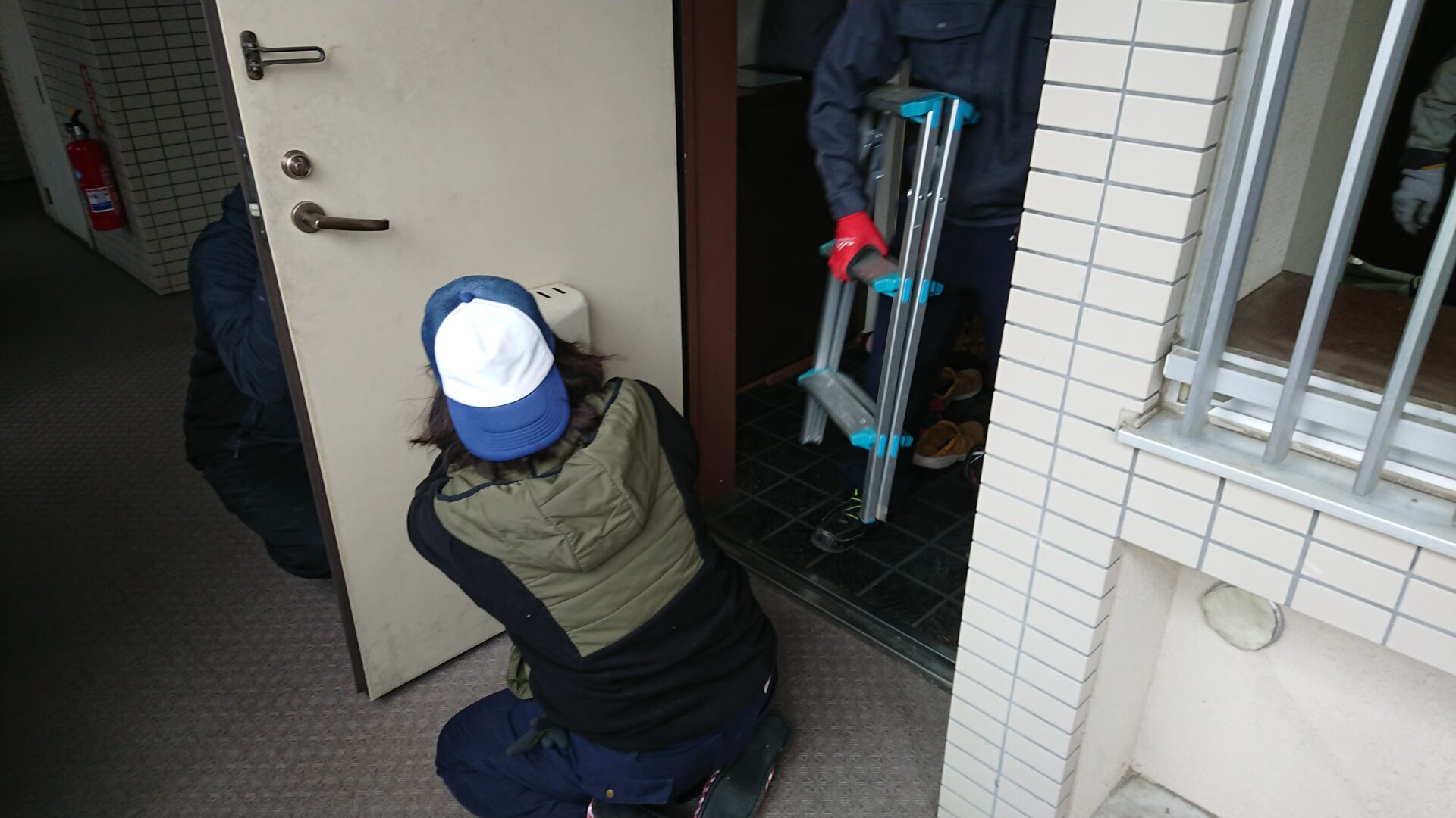 ドアにあるポストを外しているよ