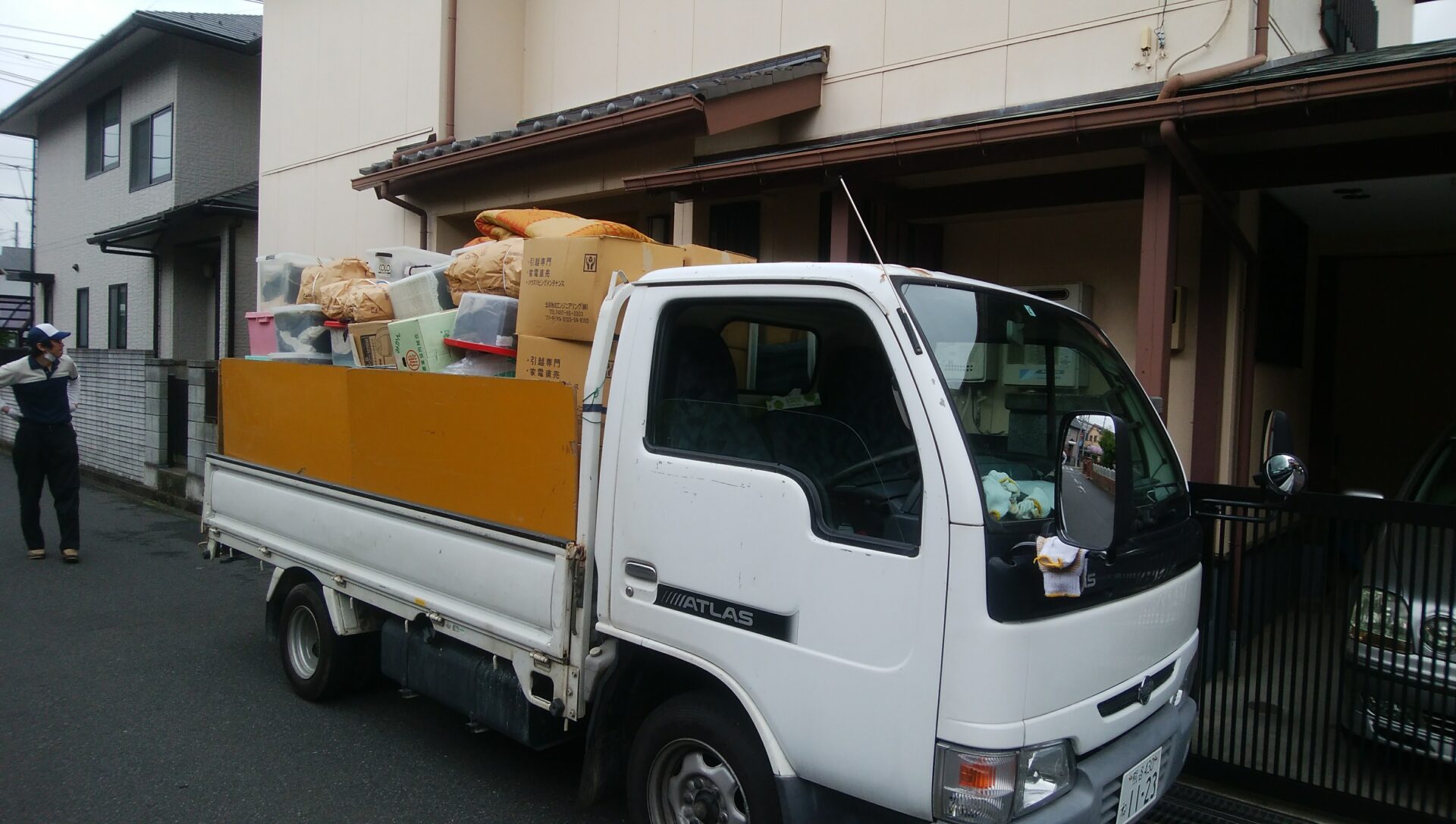 トラックに荷物を積んだよ