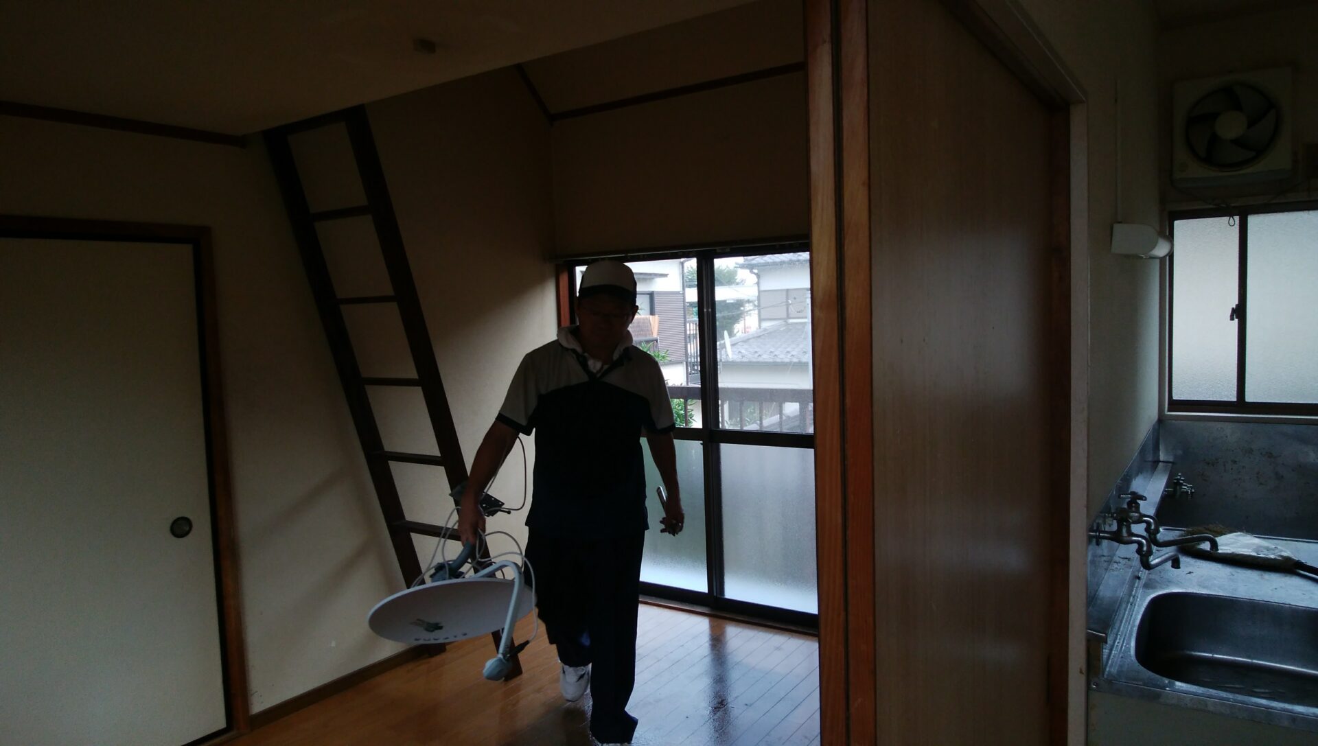 BSアンテナを取り外している