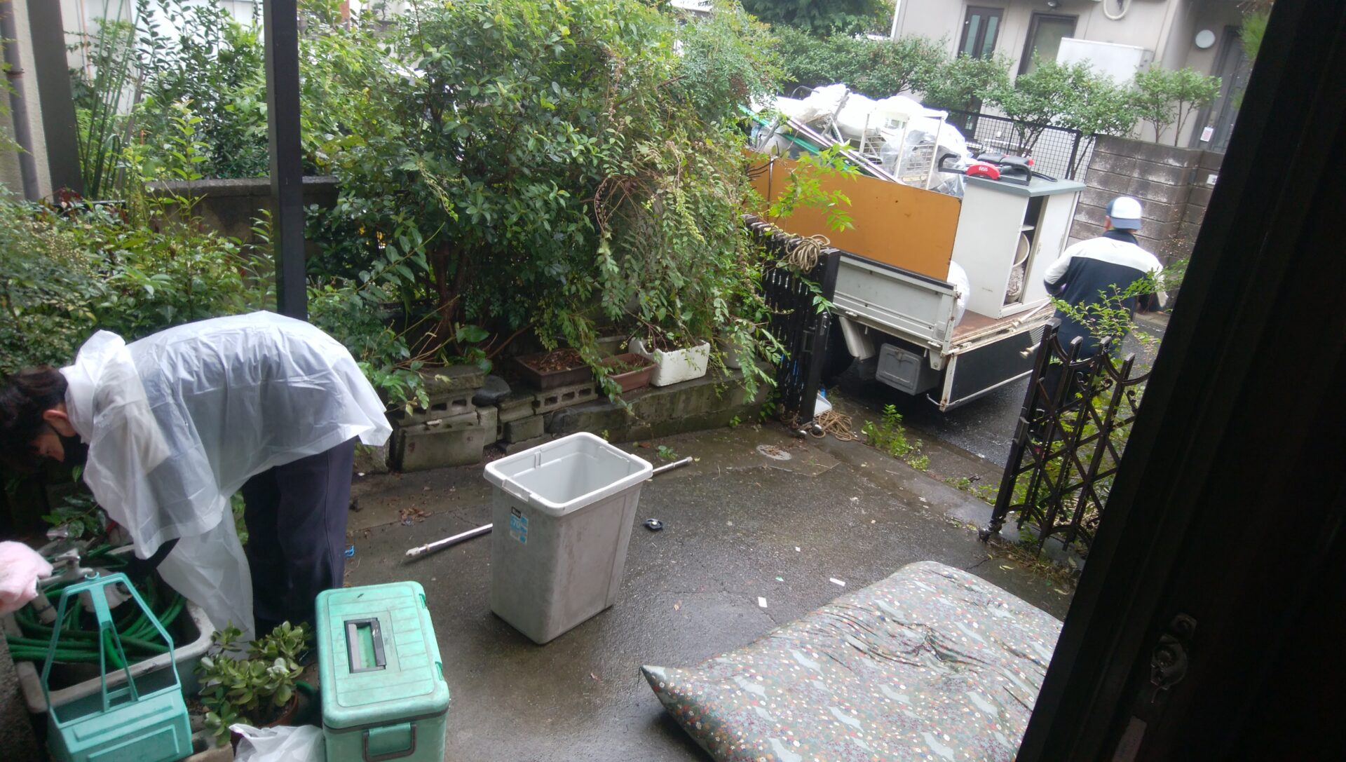 雨具を着て作業