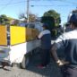 トラックの荷台をひもで固定してます