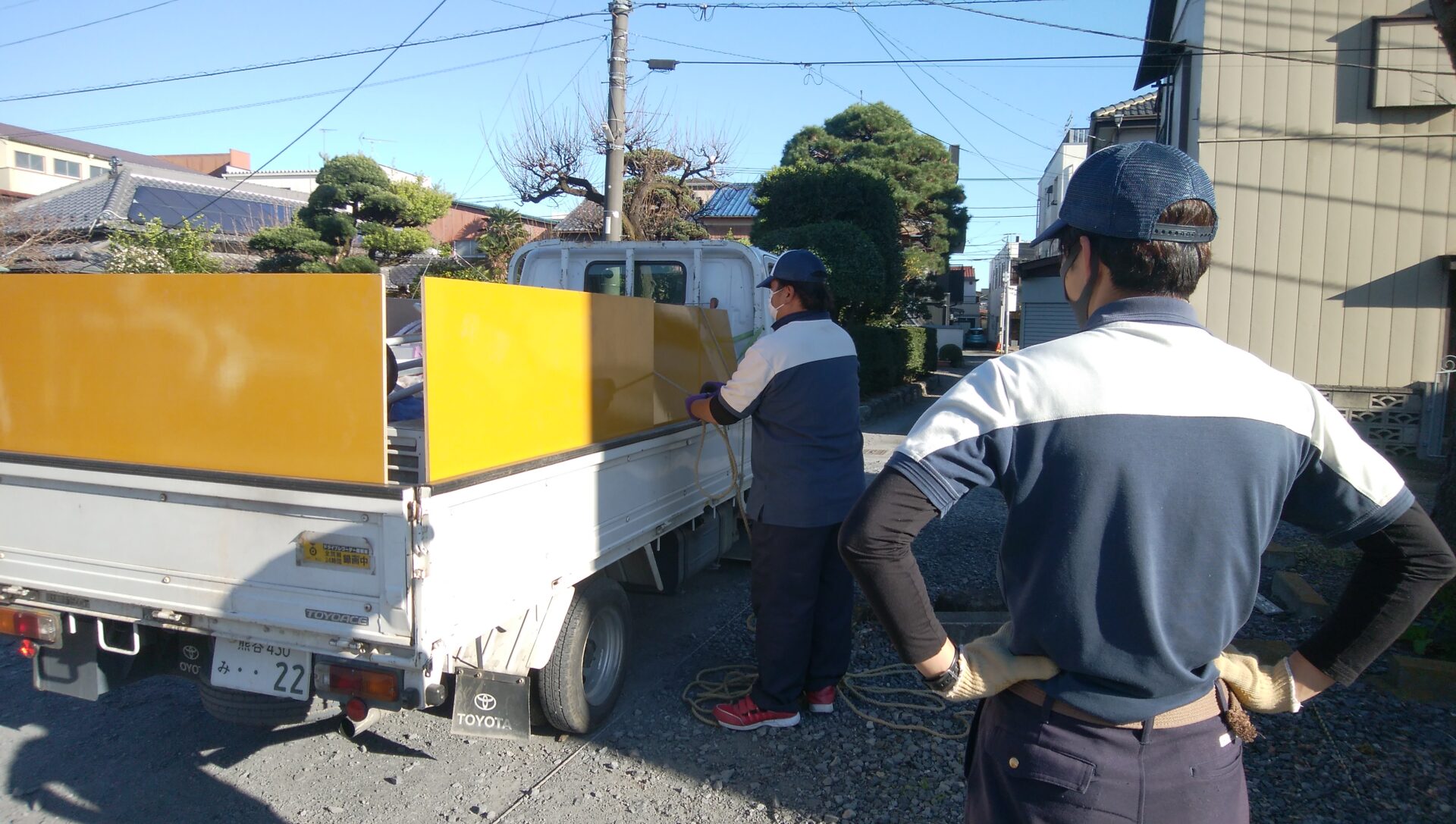 トラックの荷台をひもで固定してます