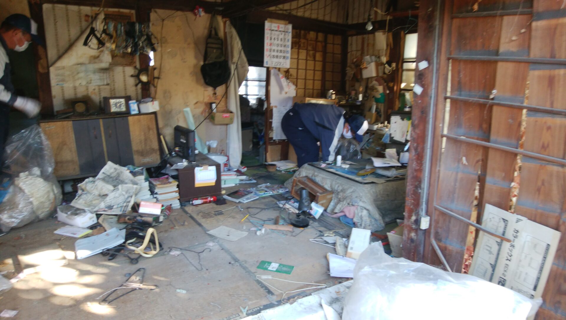 ゴミ屋敷で袋詰め