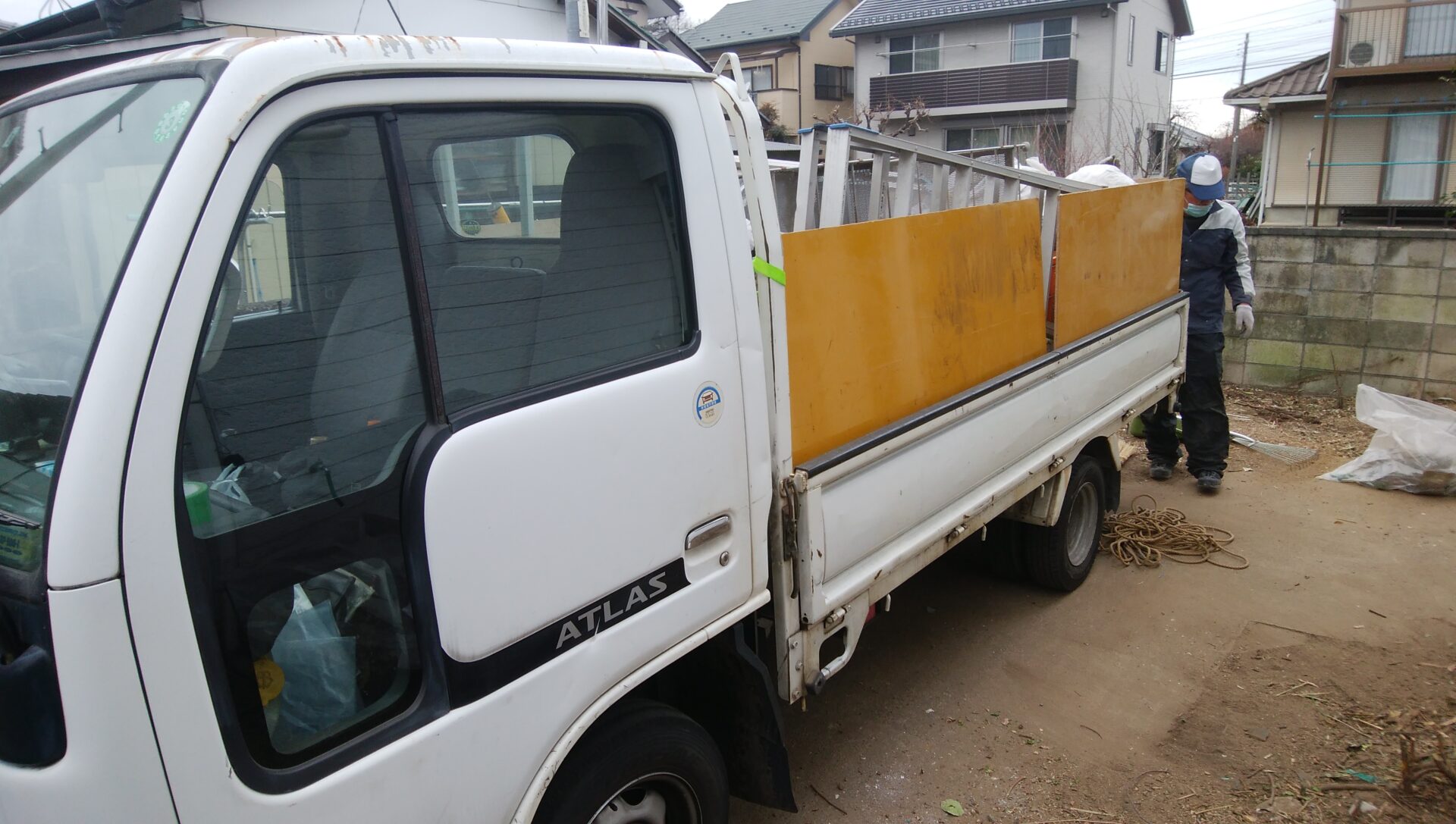 庭の不用品を載せている