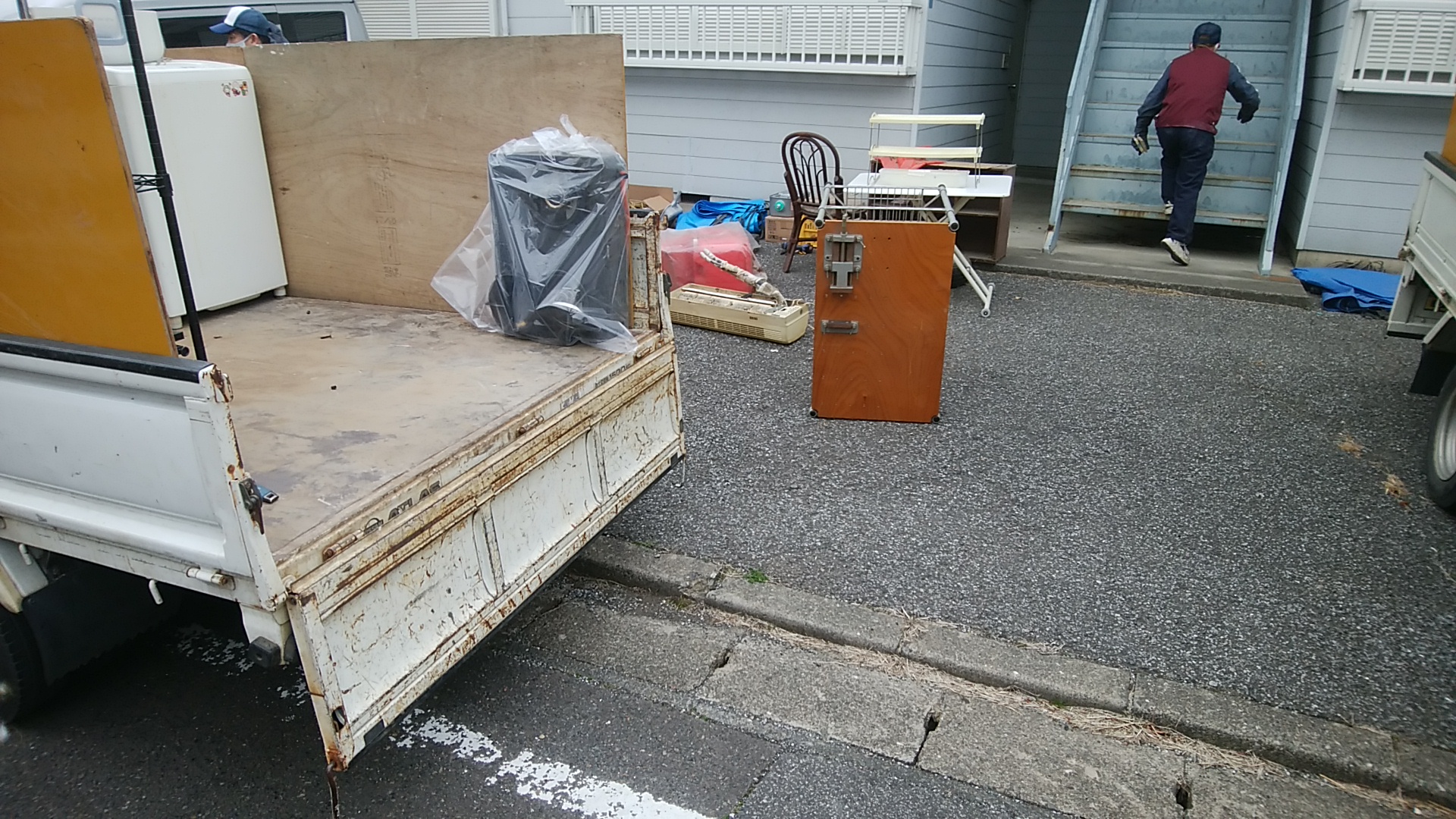 アパート2階から搬出