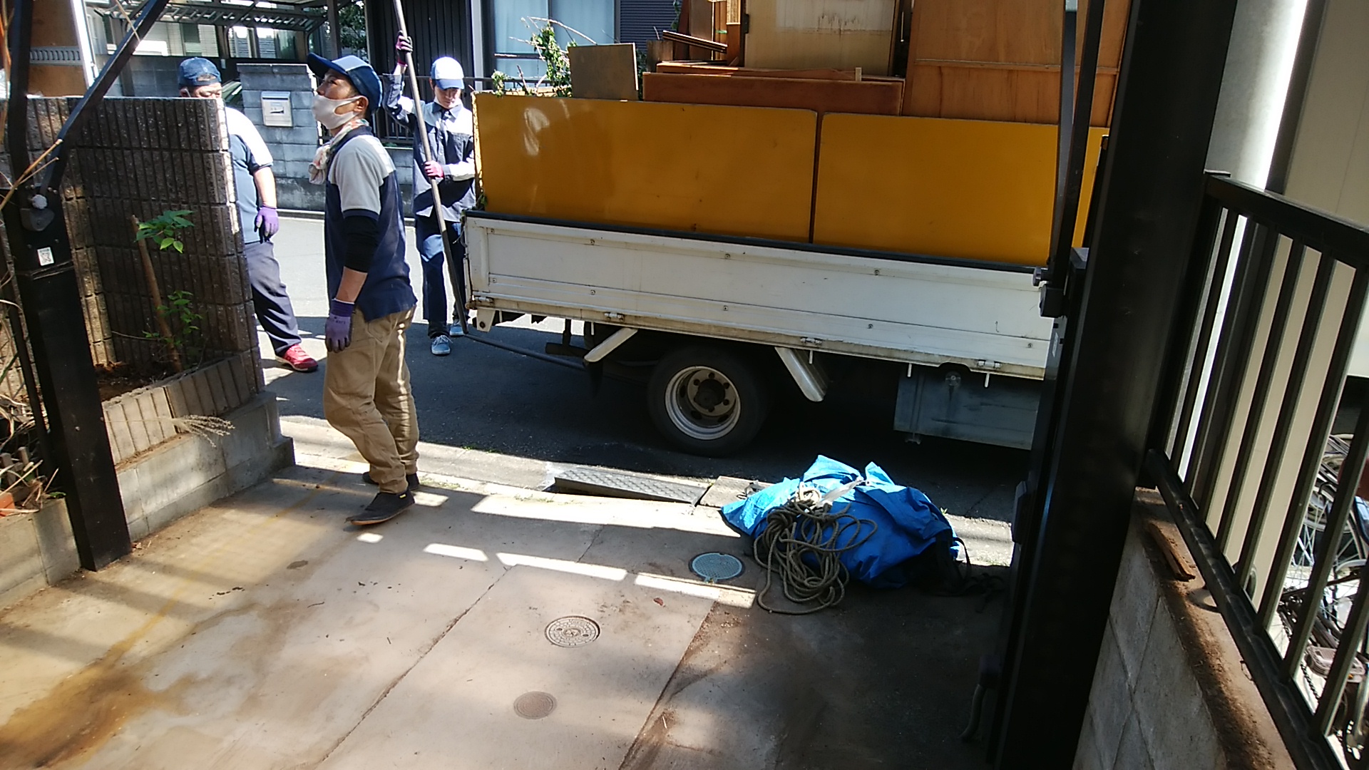 家具をトラックに載せた