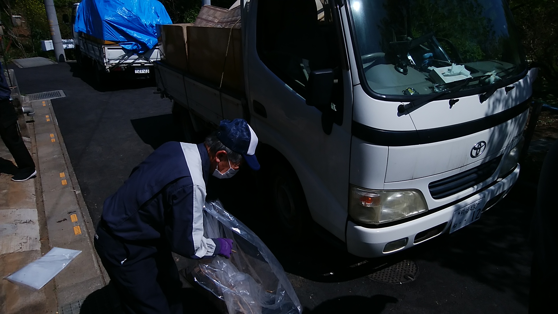 トラック２台に不用品を詰め込んだ