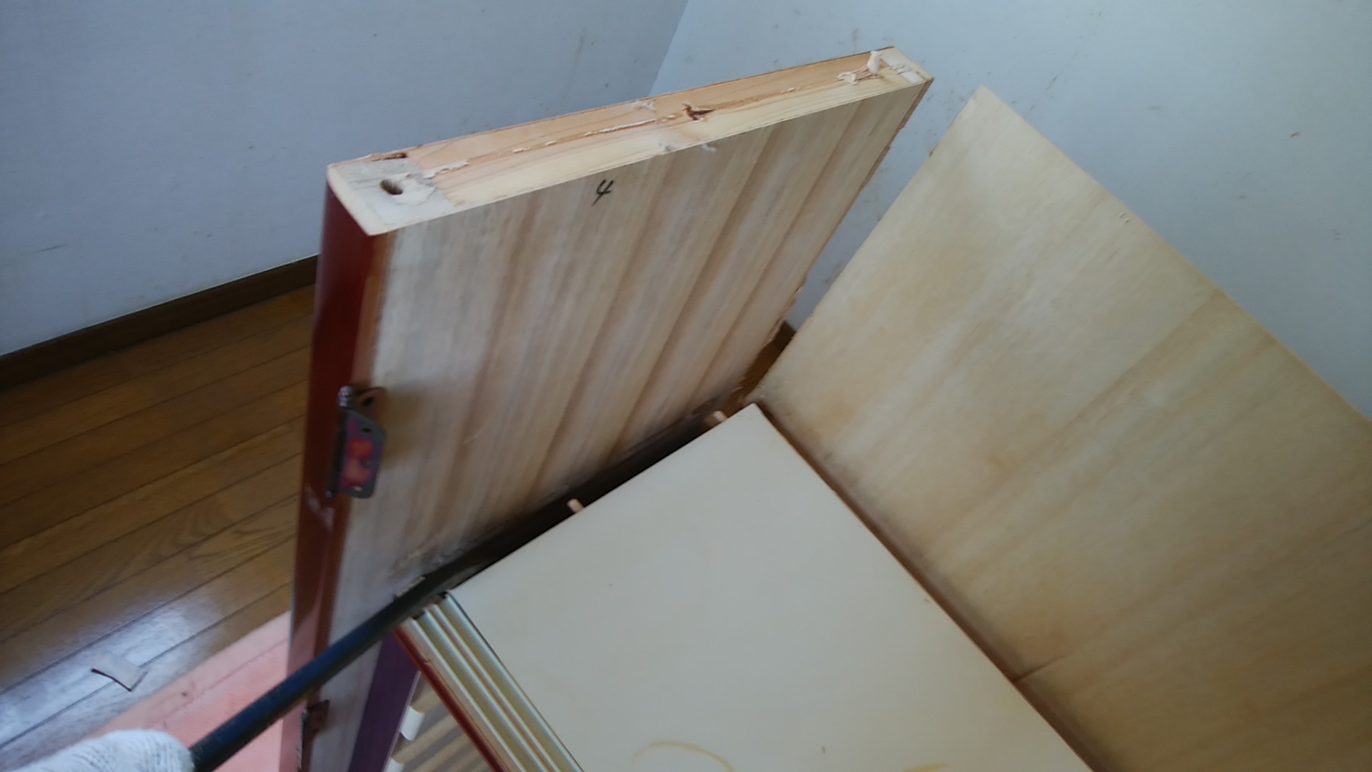 家具をバールで壊す