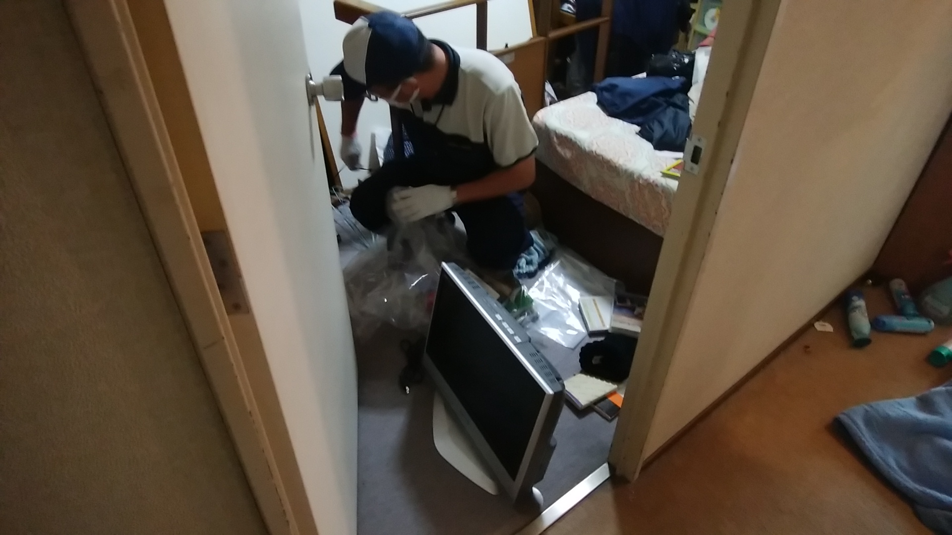 不用品を袋詰めしているよ