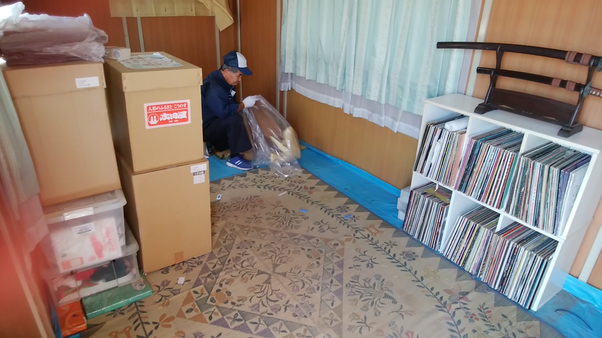 不用品を袋に詰めています