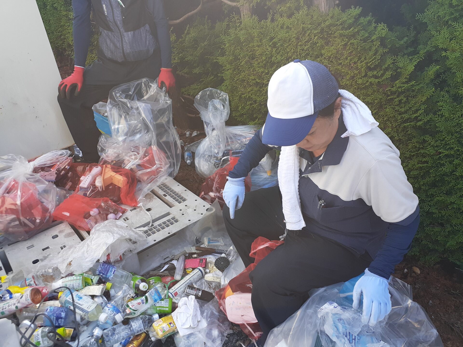 作業員が仕分け作業をしているよ