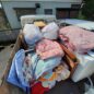 布団などの不用品をトラックに載せている