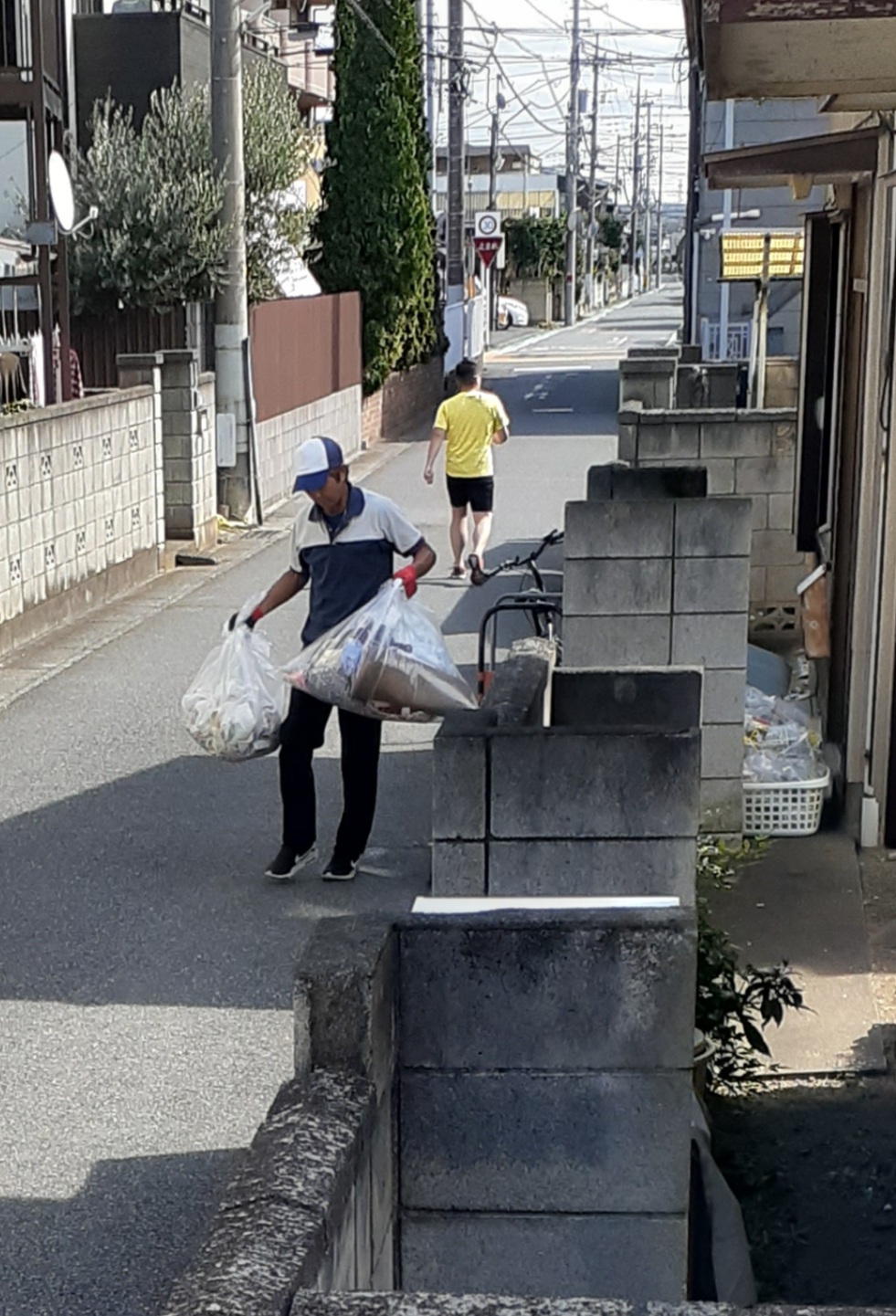 回収品を作業員が運んでいる